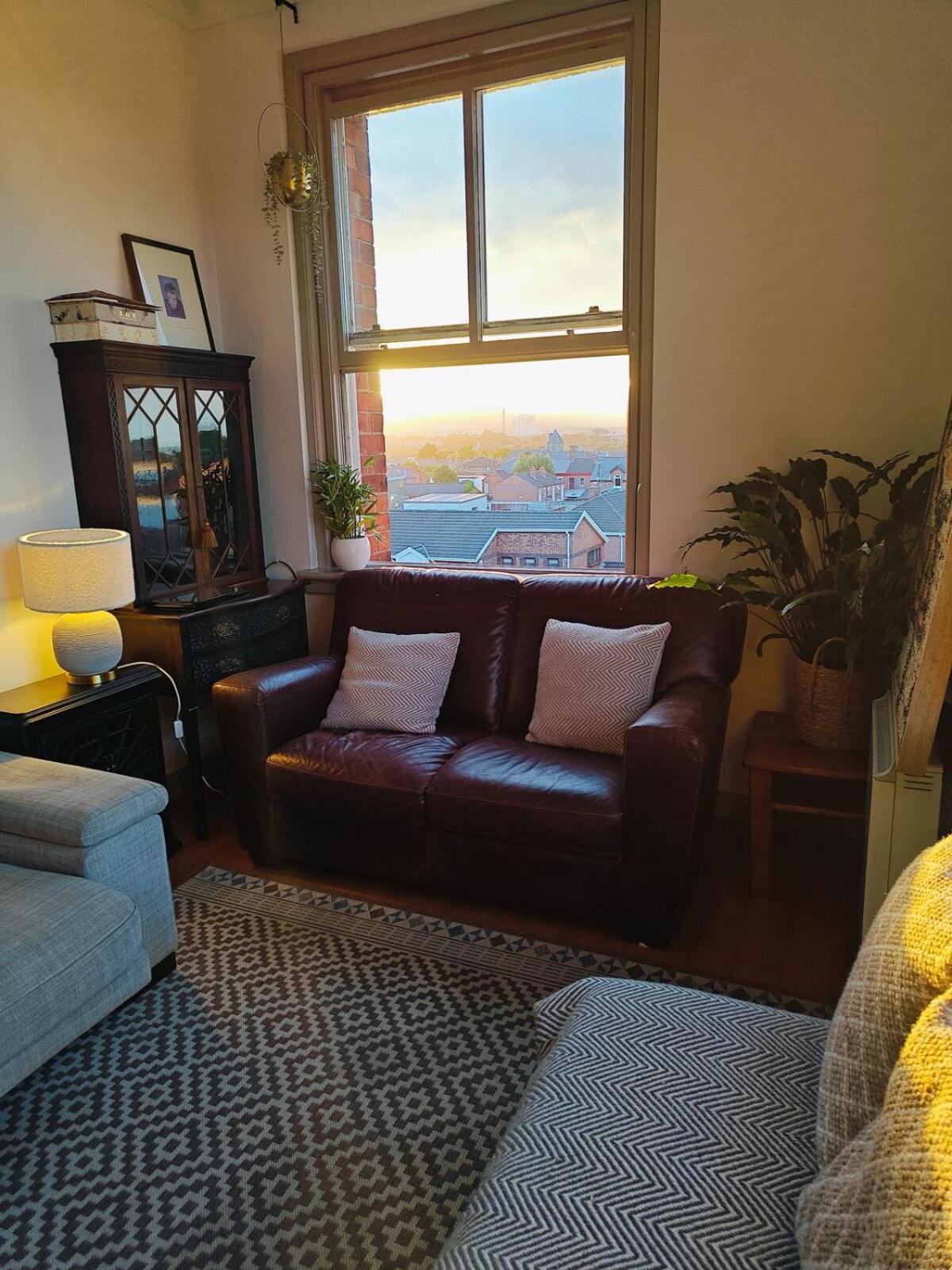 Bright Characterful 2-bed Ormeau Road